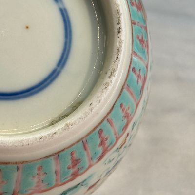 Three Chinese famille rose, verte and iron-red-decorated jars, one mounted as a lamp — 照片 35