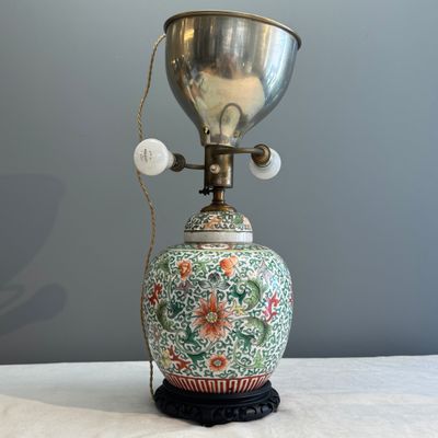 Three Chinese famille rose, verte and iron-red-decorated jars, one mounted as a lamp — 照片 37