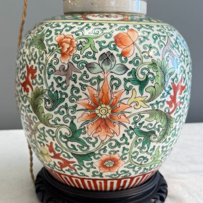 Three Chinese famille rose, verte and iron-red-decorated jars, one mounted as a lamp — 照片 38