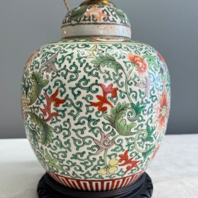 Three Chinese famille rose, verte and iron-red-decorated jars, one mounted as a lamp — 照片 39