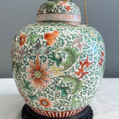 Three Chinese famille rose, verte and iron-red-decorated jars, one mounted as a lamp — 照片 40