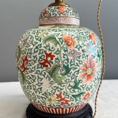 Three Chinese famille rose, verte and iron-red-decorated jars, one mounted as a lamp — 照片 41