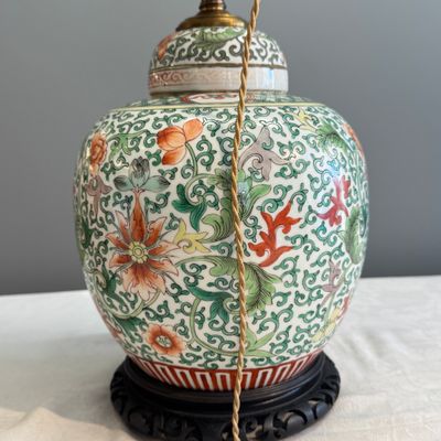 Three Chinese famille rose, verte and iron-red-decorated jars, one mounted as a lamp — 照片 42
