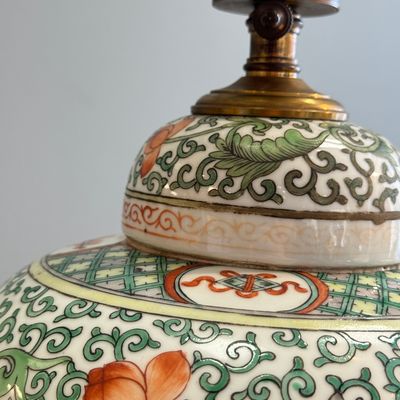 Three Chinese famille rose, verte and iron-red-decorated jars, one mounted as a lamp — 照片 43