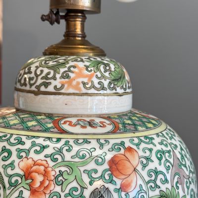 Three Chinese famille rose, verte and iron-red-decorated jars, one mounted as a lamp — 照片 44