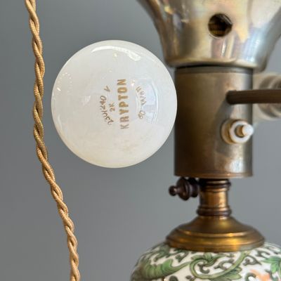 Three Chinese famille rose, verte and iron-red-decorated jars, one mounted as a lamp — 照片 45