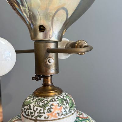 Three Chinese famille rose, verte and iron-red-decorated jars, one mounted as a lamp — 照片 46