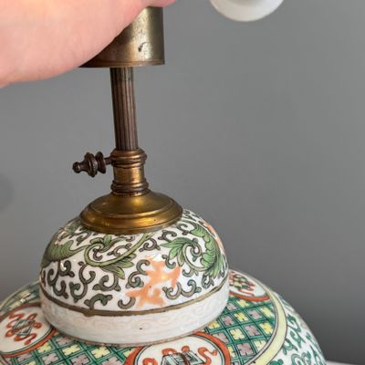 Three Chinese famille rose, verte and iron-red-decorated jars, one mounted as a lamp — 照片 48