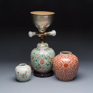 Three Chinese famille rose, verte and iron-red-decorated jars, one mounted as a lamp — 照片 1
