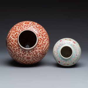 Three Chinese famille rose, verte and iron-red-decorated jars, one mounted as a lamp — 照片 12