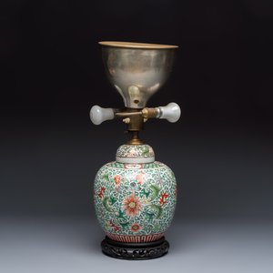 Three Chinese famille rose, verte and iron-red-decorated jars, one mounted as a lamp — 照片 2