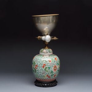 Three Chinese famille rose, verte and iron-red-decorated jars, one mounted as a lamp — 照片 3