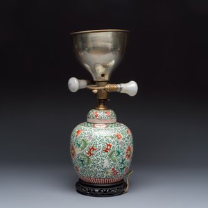 Three Chinese famille rose, verte and iron-red-decorated jars, one mounted as a lamp — 照片 4