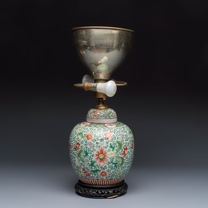 Three Chinese famille rose, verte and iron-red-decorated jars, one mounted as a lamp — 照片 5
