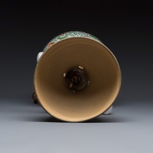 Three Chinese famille rose, verte and iron-red-decorated jars, one mounted as a lamp — 照片 6