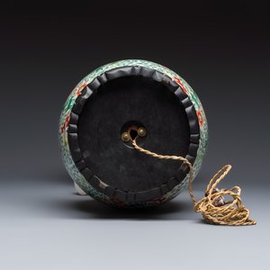 Three Chinese famille rose, verte and iron-red-decorated jars, one mounted as a lamp — 照片 7