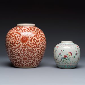 Three Chinese famille rose, verte and iron-red-decorated jars, one mounted as a lamp — 照片 10