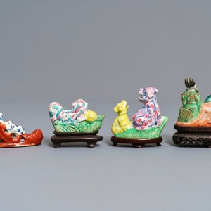 Three Chinese famille rose water droppers and a brush rest, 18/19th C. — 照片 3