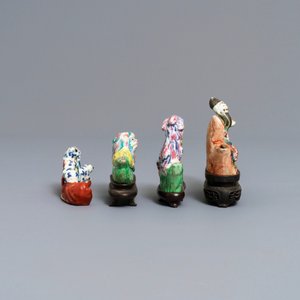Three Chinese famille rose water droppers and a brush rest, 18/19th C. — 照片 5