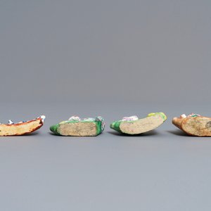 Three Chinese famille rose water droppers and a brush rest, 18/19th C. — 照片 6
