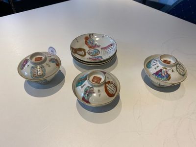 Three Chinese famille rose 'Wu Shuang Pu' covered cups and saucers, Tongzhi mark and of the period — 照片 1