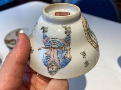 Three Chinese famille rose 'Wu Shuang Pu' covered cups and saucers, Tongzhi mark and of the period — 照片 19
