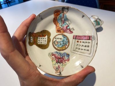 Three Chinese famille rose 'Wu Shuang Pu' covered cups and saucers, Tongzhi mark and of the period — 照片 30
