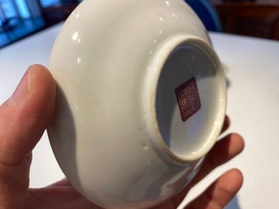 Three Chinese famille rose 'Wu Shuang Pu' covered cups and saucers, Tongzhi mark and of the period — 照片 39
