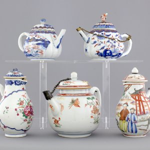 Three Chinese famille verte and Imari porcelain teapots and two export porcelain cream jugs, 18th C. — photo 1