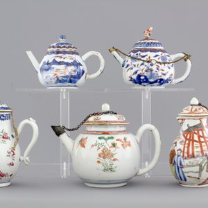 Three Chinese famille verte and Imari porcelain teapots and two export porcelain cream jugs, 18th C. — photo 2