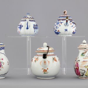 Three Chinese famille verte and Imari porcelain teapots and two export porcelain cream jugs, 18th C. — photo 3