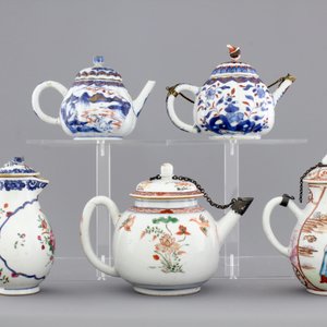 Three Chinese famille verte and Imari porcelain teapots and two export porcelain cream jugs, 18th C. — photo 4
