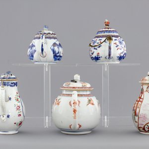 Three Chinese famille verte and Imari porcelain teapots and two export porcelain cream jugs, 18th C. — photo 5
