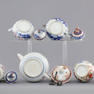 Three Chinese famille verte and Imari porcelain teapots and two export porcelain cream jugs, 18th C. — photo 6