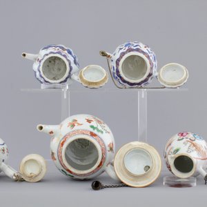 Three Chinese famille verte and Imari porcelain teapots and two export porcelain cream jugs, 18th C. — photo 7