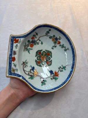Three Chinese famille verte and Imari-style shell-form dishes — photo 1