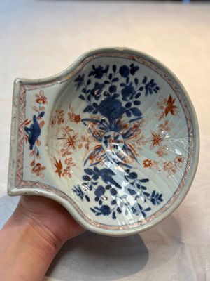 Three Chinese famille verte and Imari-style shell-form dishes — photo 16
