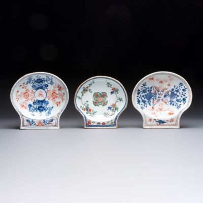 Three Chinese famille verte and Imari-style shell-form dishes, Kangxi, Kangxi