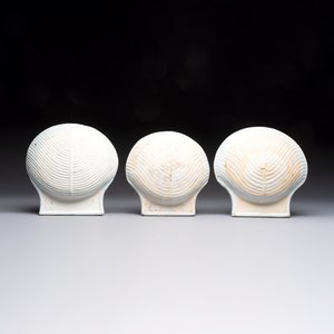 Three Chinese famille verte and Imari-style shell-form dishes — photo 2