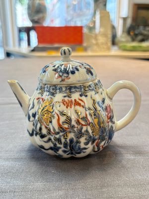 Three Chinese famille verte and Imari-style teapots, Kangxi — 照片 1