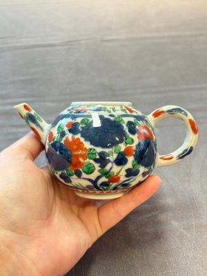 Three Chinese famille verte and Imari-style teapots, Kangxi — 照片 11