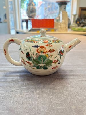 Three Chinese famille verte and Imari-style teapots, Kangxi — 照片 19