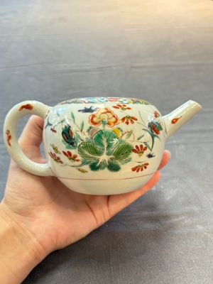 Three Chinese famille verte and Imari-style teapots, Kangxi — 照片 20