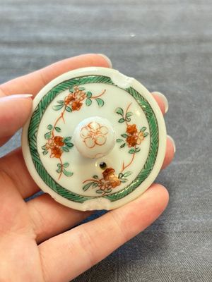 Three Chinese famille verte and Imari-style teapots, Kangxi — 照片 26