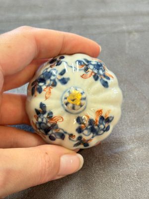 Three Chinese famille verte and Imari-style teapots, Kangxi — 照片 8