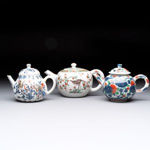 Three Chinese famille verte and Imari-style teapots, Kangxi — 照片 1