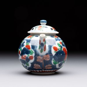Three Chinese famille verte and Imari-style teapots, Kangxi — 照片 11