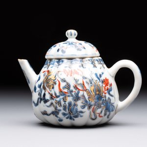 Three Chinese famille verte and Imari-style teapots, Kangxi — 照片 14