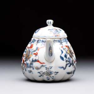 Three Chinese famille verte and Imari-style teapots, Kangxi — 照片 17