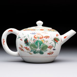 Three Chinese famille verte and Imari-style teapots, Kangxi — 照片 4